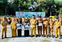 Penyerahan hadiah Umroh oleh Pemkab Halsel kepada 3 guru teladan.