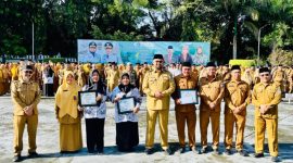 Penyerahan hadiah Umroh oleh Pemkab Halsel kepada 3 guru teladan.