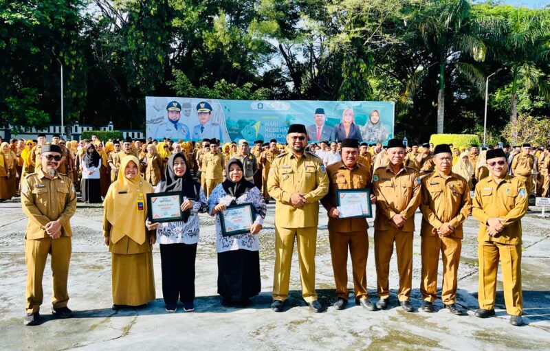 Penyerahan hadiah Umroh oleh Pemkab Halsel kepada 3 guru teladan.