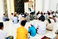 Bupati Halsel, Hasan Ali Bassam Kasuba saat menyampaikan nasihat usai menggelar Sholat Jumaat bersama warga Saketa.