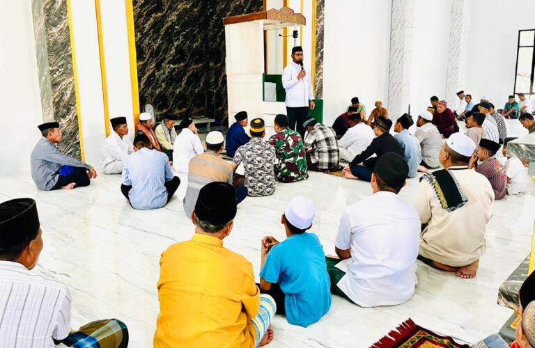 Bupati Halsel, Hasan Ali Bassam Kasuba saat menyampaikan nasihat usai menggelar Sholat Jumaat bersama warga Saketa.