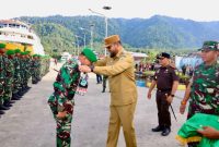 Bupati Halsel, Hasan Ali Bassam Kasuba, saat menyambut kedatangan Personil TNI AD 
Satria Manggasa Di Pelabuhan Babang.