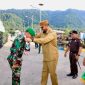 Bupati Halsel, Hasan Ali Bassam Kasuba, saat menyambut kedatangan Personil TNI AD 
Satria Manggasa Di Pelabuhan Babang.