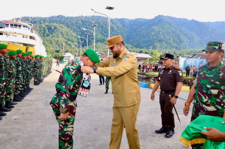 Bupati Halsel, Hasan Ali Bassam Kasuba, saat menyambut kedatangan Personil TNI AD 
Satria Manggasa Di Pelabuhan Babang.