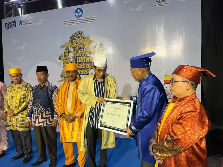 Pemkab Halsel terima penghargaan dari Balai Bahasa  Provinsi Maluku Utara .( Istimewa).