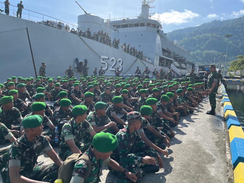 Penyambutan Personel Yon 869/Satria Manggasa saat tiba di Bumi Saruma.