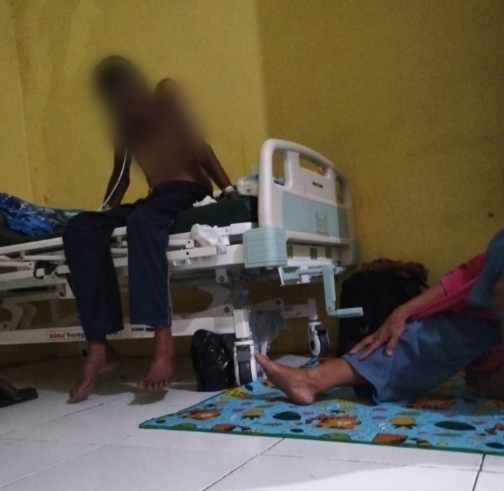 Warga Desa Nyonyifi yang jalani pengobatan di RSUD LABUHA.