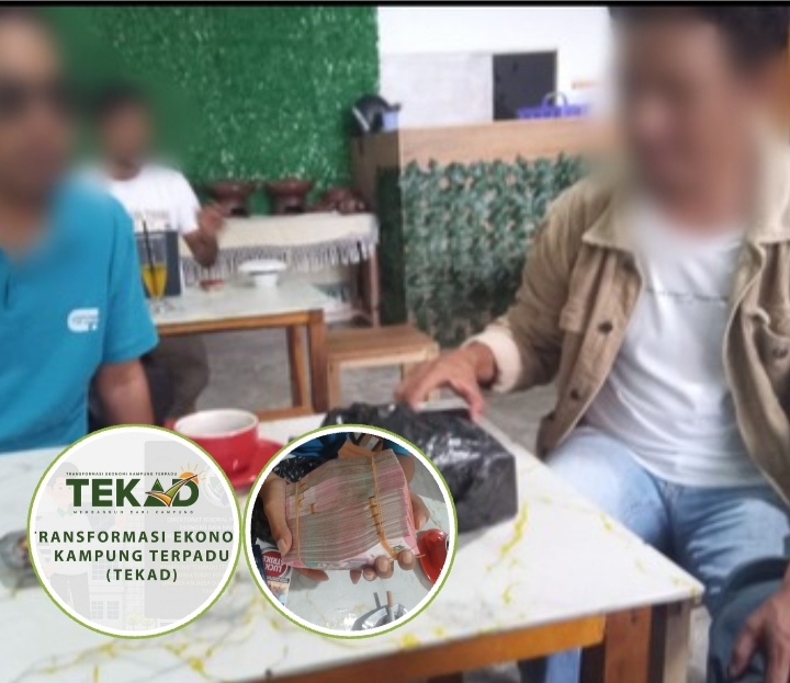 Pertemuan fasilitator Program TEKAD dan Kelompok di warung Kopi.