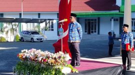 Plt Sekda Halsel, Dr. Abdillah Kamarullah, saat memimpin Upacara. (Istimewa).