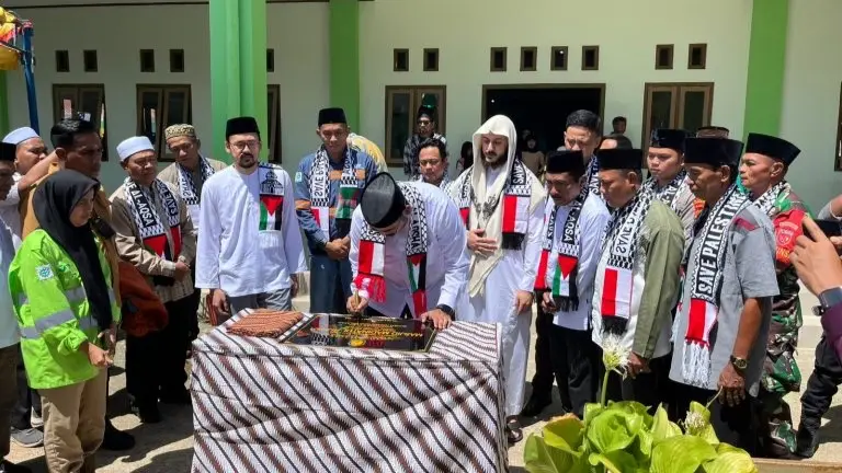 Peresmian mesjid Madinahtul Hidayah oleh Bupati Bassam Kasuba.