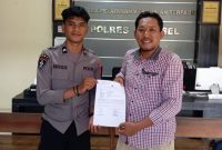 Muh. Sahdam Husen saat melaporan kasus dugaan pemalsuan dokumen Pilkades ke SPKT Polres Halsel.