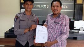 Muh. Sahdam Husen saat melaporan kasus dugaan pemalsuan dokumen Pilkades ke SPKT Polres Halsel.