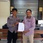 Muh. Sahdam Husen saat melaporan kasus dugaan pemalsuan dokumen Pilkades ke SPKT Polres Halsel.