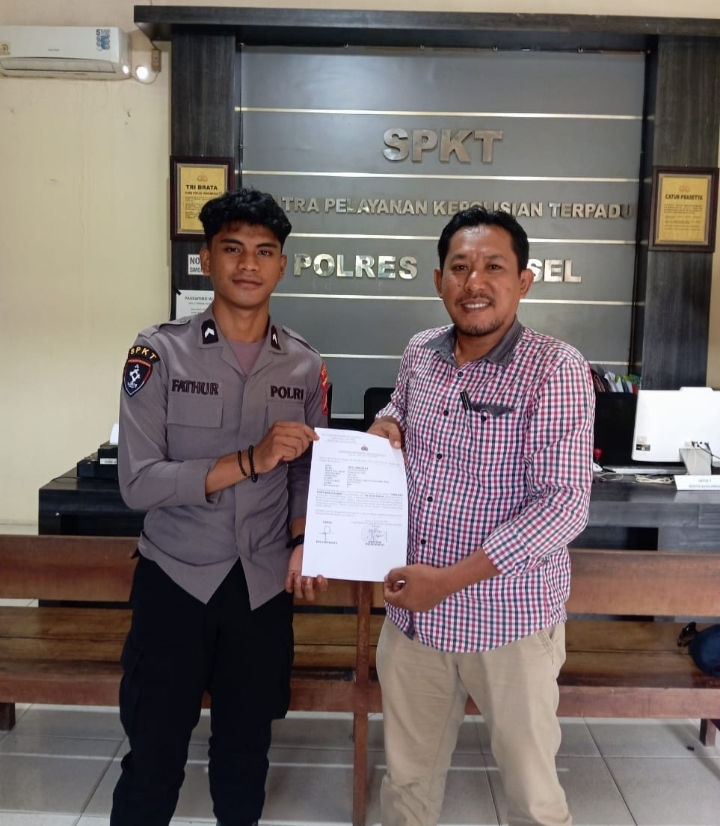 Muh. Sahdam Husen saat melaporan kasus dugaan pemalsuan dokumen Pilkades ke SPKT Polres Halsel.