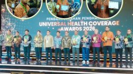 Bupati Halsel, Hasan Ali Bassam Kasuba saat menerima penghargaan Universal Health Coverage Awards 2026.