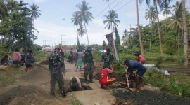 Personil Kodim 1509/Labuha bersama warga Bobo Gotong Royong  Bangun jembatan Garuda . (Dok// Penerangan Kodim)
