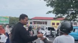 Legislator Muda, Izzuddin Alqassam Kasuba saat membagikan takjil kepada pengendara. 