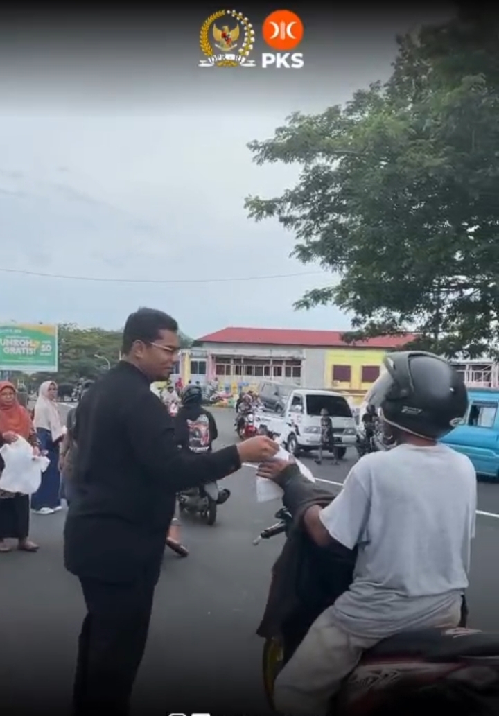 Legislator Muda, Izzuddin Alqassam Kasuba saat membagikan takjil kepada pengendara. 