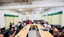 Rapat panitia Mubes IKA Togale Halsel di Hadiri Ketua Dewan Pembina, Dr. Hi Muhammad Kasuba MA., dan Anggota DPR RI Dapil Malut, Izzuddin Alqassam Kasuba. (Foto// Shain MalutInsight, liputan di lapangan).
