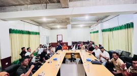 Rapat panitia Mubes IKA Togale Halsel di Hadiri Ketua Dewan Pembina, Dr. Hi Muhammad Kasuba MA., dan Anggota DPR RI Dapil Malut, Izzuddin Alqassam Kasuba. (Foto// Shain MalutInsight, liputan di lapangan).