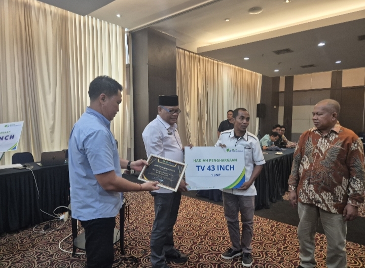 Penghargaan dari BPJS Ketenagakerjaan kepada Pemkab Halsel melalui DPMD Atas Dukungan Peningkatan UCJ.
