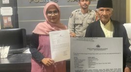 SA didampingi anaknya saat melaporkan akun Facebook NAZILAH SOLEMAN DILA DILA Ke SPKT Polres Halmahera Selatan.