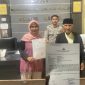 SA didampingi anaknya saat melaporkan akun Facebook NAZILAH SOLEMAN DILA DILA Ke SPKT Polres Halmahera Selatan.