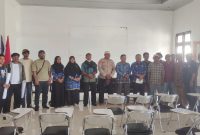 Foto bersama warga Desa Loleo  dan Kadis DPMD beserta staf di halaman kantor DPMD usai penyampaian dan dengar pendapat.