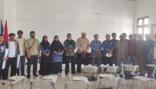 Foto bersama warga Desa Loleo  dan Kadis DPMD beserta staf di halaman kantor DPMD usai penyampaian dan dengar pendapat.