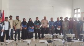 Foto bersama warga Desa Loleo  dan Kadis DPMD beserta staf di halaman kantor DPMD usai penyampaian dan dengar pendapat.