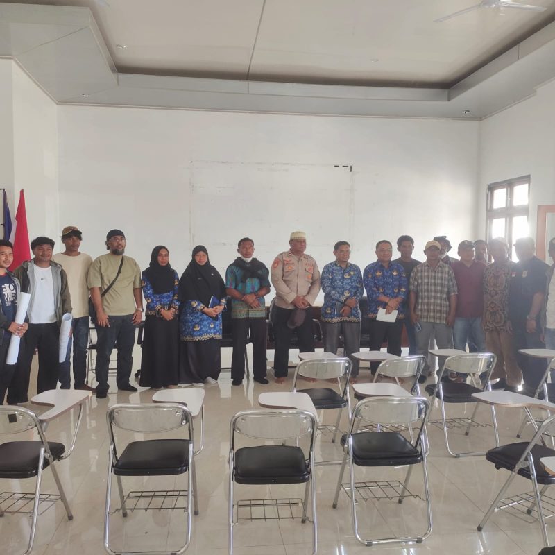 Foto bersama warga Desa Loleo  dan Kadis DPMD beserta staf di halaman kantor DPMD usai penyampaian dan dengar pendapat.