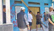 Kadis DPMD, M Zaki Abd Wahab, bersama masyarkat Desa Loleo saat membuka kantor Desa yang dipalang sekelompok warga dalam aksi protes kades Edi Amus.