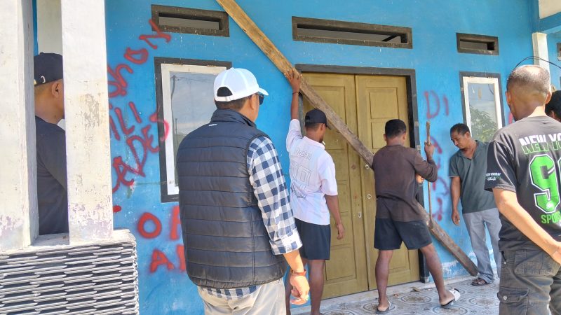 Kadis DPMD, M Zaki Abd Wahab, bersama masyarkat Desa Loleo saat membuka kantor Desa yang dipalang sekelompok warga dalam aksi protes kades Edi Amus.