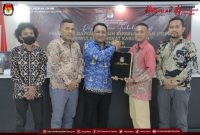 Foto bersama usai rapat pleno Terbuka Penetapan Daftar Pemilih Berkelanjutan (PDPB) 