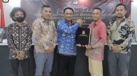 Foto bersama usai rapat pleno Terbuka Penetapan Daftar Pemilih Berkelanjutan (PDPB) 