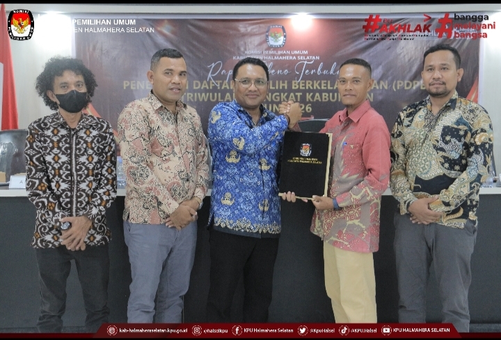 Foto bersama usai rapat pleno Terbuka Penetapan Daftar Pemilih Berkelanjutan (PDPB) 