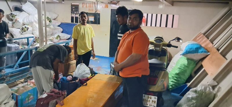 Pemulangan Jenazah ke pulau Morotai melalui pelabuhan Babang menggunakan kapal.