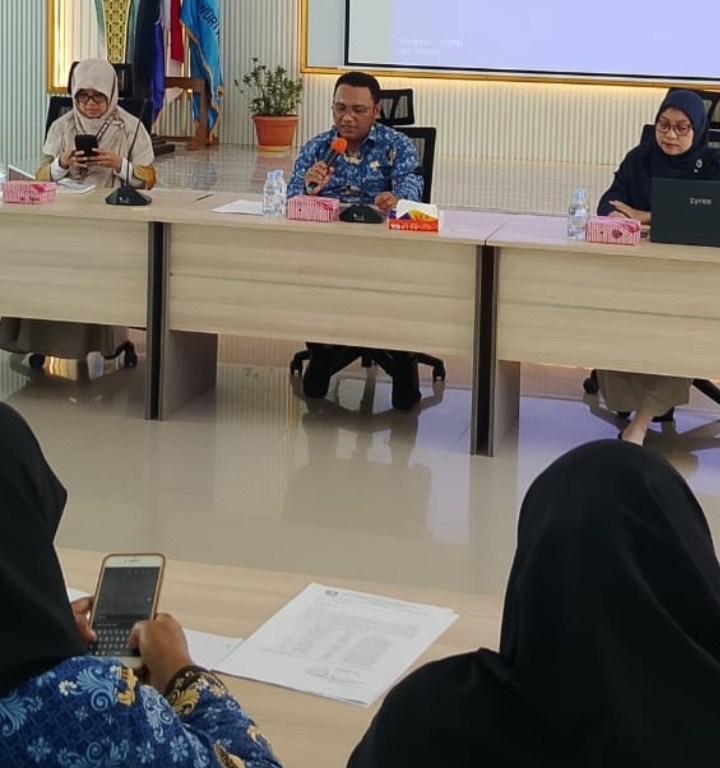 Kadis DPMD Halsel, M Zaki Abd Wahab, saat memimpin rapat koordinasi penanganan ATS, akses layanan pendidikan, Program Makan Bergizi Gratis (MBG), dan peningkatan kualitas pembelajaran.