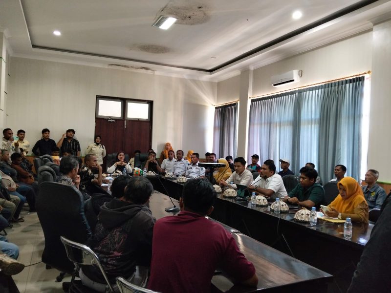 Rapat Dengar Pendapat Koperasi Sibela Bintang Selatan (SBS) Bersama Komisi II DPRD Halsel, Pemkab Halsel dan instansi terkait.