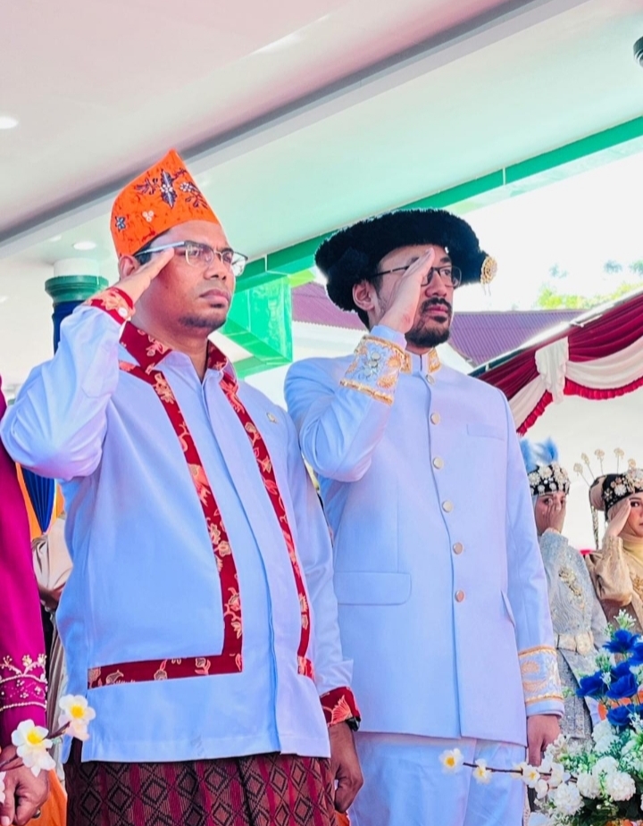 Anggota DPR RI Dapil Malut, Izzuddin Alqassam Kasuba (kanan), Sultan Bacan, Muhammad Irsyad Maulana Syah (kiri).