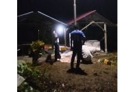 Pemasangan lampu jalan di area pemakaman umum.
