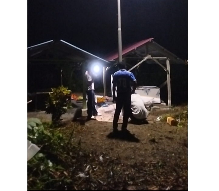 Pemasangan lampu jalan di area pemakaman umum.