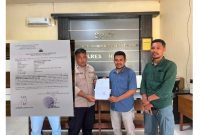 Tim Hukum Ika Togale Halsel diwakili Suwarjono Boturu., SH., MH.  saat melaporkan Angga Darmawan dan rekan-rekan di SPKT Polres Halsel.