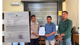 Tim Hukum Ika Togale Halsel diwakili Suwarjono Boturu., SH., MH.  saat melaporkan Angga Darmawan dan rekan-rekan di SPKT Polres Halsel.