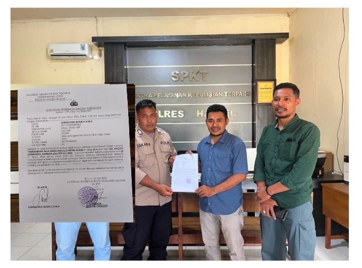 Tim Hukum Ika Togale Halsel diwakili Suwarjono Boturu., SH., MH.  saat melaporkan Angga Darmawan dan rekan-rekan di SPKT Polres Halsel.