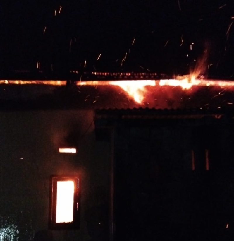 Kebakaran di pemukiman warga kompleks Habibi Desa Labuha. (Doc//MalutInsight.Net)