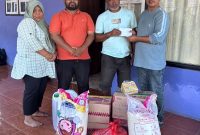 Penyerahan bantuan dari Izzuddin Alqassam Kasuba, anggota DPR RI Fraksi PKS, Dapil Maluku Utara. (Doc//MalutInsight).