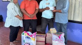 Penyerahan bantuan dari Izzuddin Alqassam Kasuba, anggota DPR RI Fraksi PKS, Dapil Maluku Utara. (Doc//MalutInsight).