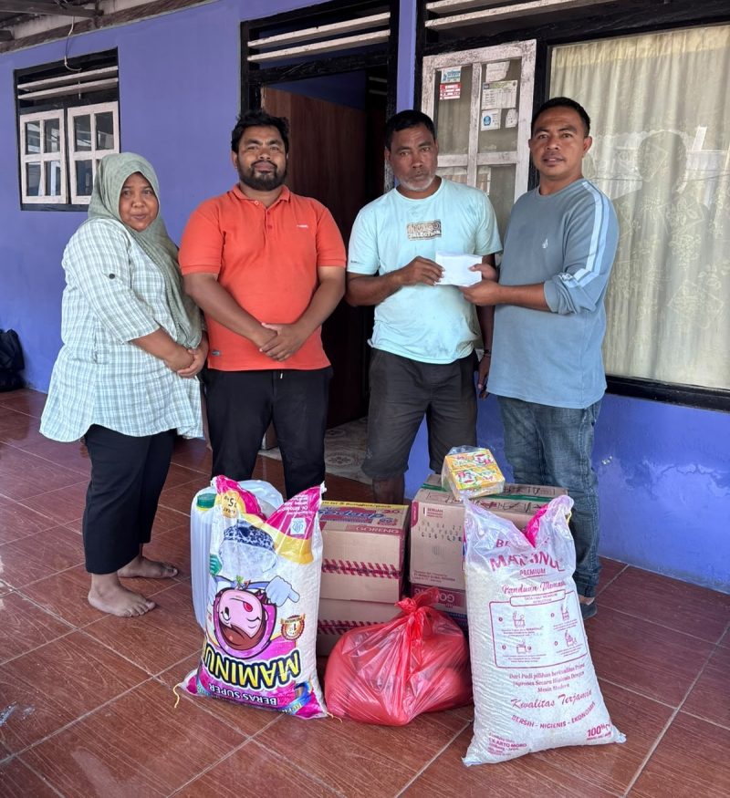 Penyerahan bantuan dari Izzuddin Alqassam Kasuba, anggota DPR RI Fraksi PKS, Dapil Maluku Utara. (Doc//MalutInsight).