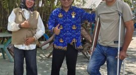 Kadis DPMD Halsel, M Zaki Abd Wahab (ZK) saat mengunjungi Kades Tabalema. 